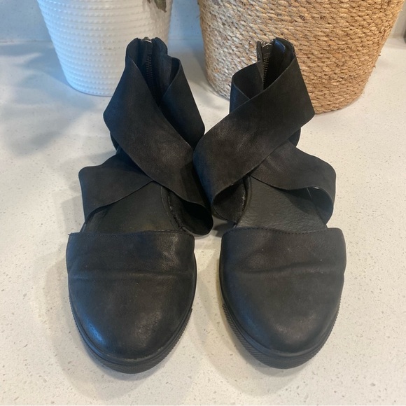 Eileen Fisher Carver Tumbled Nubuck Black Leather Cross Strap Sandals - Picture 2 of 8